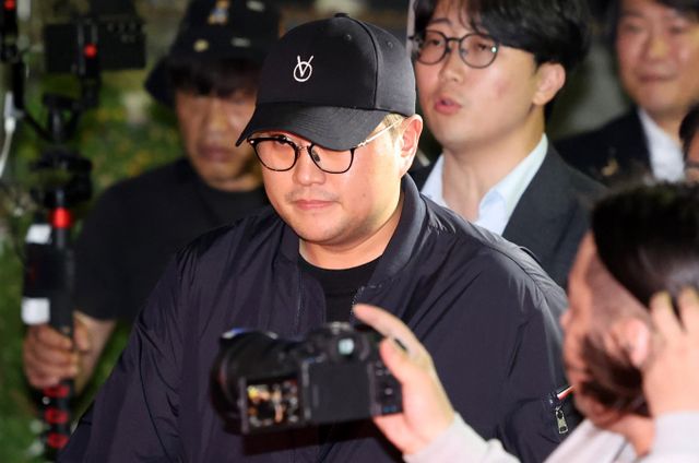  음주 뺑소니 혐의를 받는 트로트 가수 김호중(33)과 소속사 관계자들에 대해 경찰이 구속영장을 신청했다.사진은 지난 21일 서울 강남경찰서에서 비공개 조사를 마치고 나온 가수 김호중. /사진=뉴스1