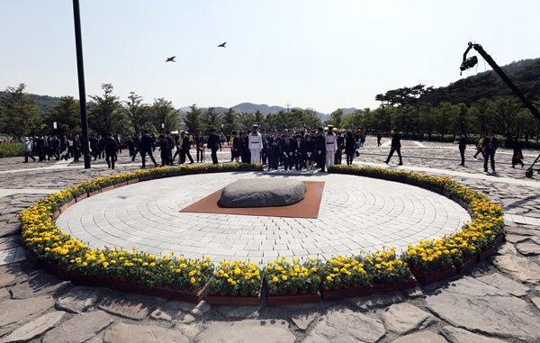 노무현 전 대통령의 유언에 따라 묘소는 고향에 마련됐다. 사진은 지난 2019년 5월23일 경남 김해시 봉하마을 노 전 대통령 묘역에서 열린 노 전 대통령 서거 10주기 추도식. /사진=뉴스1