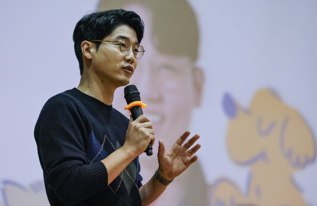 동물 훈련사 강형욱의 갑질 의혹으로 인한 불똥이 수의사 설채현에게 튀었다. 사진은 지난해 12월 서울 중구구민회관에서 열린 우리동네 반려동물 지킴이 성과보고회 및 반려동물 문화만들기 홍보영상 시상식에 참석한 설채현 수의사. /사진=뉴스1