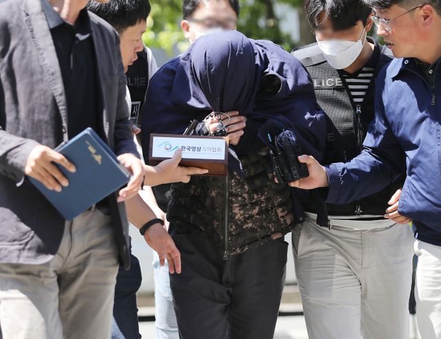 태국 파타야에서 발생한 한국인 살인 사건 피의자 이모씨(24)가 당초 살인방조 혐의에서 강도살인 및 사체유기 혐의로 검찰에 구속 송치됐다. 사진은 지난 15일 이씨가 경남 창원 성산구 창원지방법원에서 열린 구속 전 피의자 심문(영장실질심사)에 출석하는 모습. /사진=뉴스1
