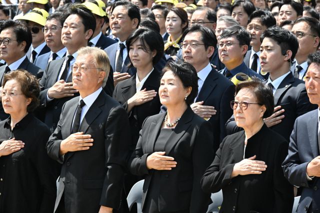 문재인 전 대통령이 23일 이재명 더불어민주당 대표, 조국 조국혁신당 대표를 만났다. 사진은 23일 경남 김해 봉하마을에서 열린 고(故) 노무현 전 대통령 서거 15주기 추도식에서 권양숙 여사(맨앞 오른쪽 첫번째), 문재인 전 대통령(맨앞 오른쪽 두번째) 등이 국기에 경례하는 모습. /사진=뉴시스(공동취재) 