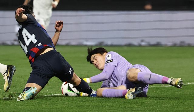 프로축구 K리그1 소속 FC서울이 소속팀 골키퍼 백종범에게 내려진 프로축구연맹의 제재에 대해 재심 청구를 하지 않기로 결정했다. 사진은 올시즌 백종범(오른쪽)의 경기 장면. /사진=뉴시스 