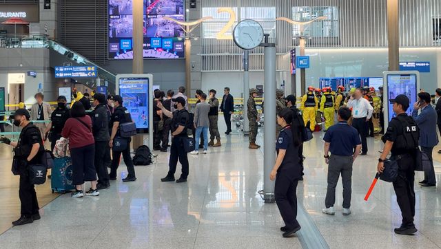 군·경·소방 대응팀이 23일 인천국제공항 제1터미널에서 신경작용제 의심 물질 신고를 받고 대응하고 있다. /사진=뉴스1
