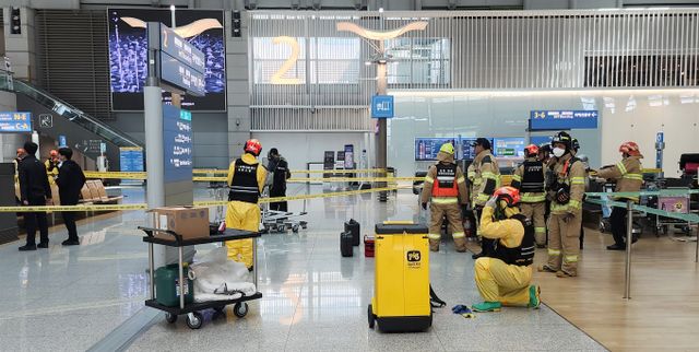 23일 인천국제공항에서 출국을 앞둔 여성 승객의 가방에서 신경작용제로 보이는 물질이 발견됐다. 사진은 인천소방 119화학대응센터 대원들이 인천국제공항 제1터미널에서 발견된 신경작용제를 처리하는 모습. /사진=뉴스1(인천공항공사)
