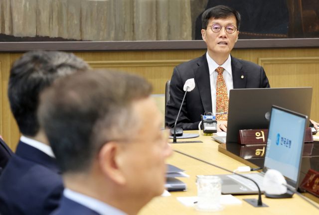 한국은행 금융통화위원회 정례회의가 지난 23일 서울 중구 남대문로 한국은행에서 진행된 가운데 이창용 한은 총재가 회의를 주재하고 있다. 이날 금통위는 기준금리를 3.50%로 11차례 연속 동결했다. 지난해 1월 기준금리를 3.25%에서 3.5%로 인상한 뒤 2월부터 4월, 5월, 7월, 8월, 10월, 11월, 그리고 올해 1~2월과 4월에 이은 11회 연속 동결이다. /사진=임한별(머니S)