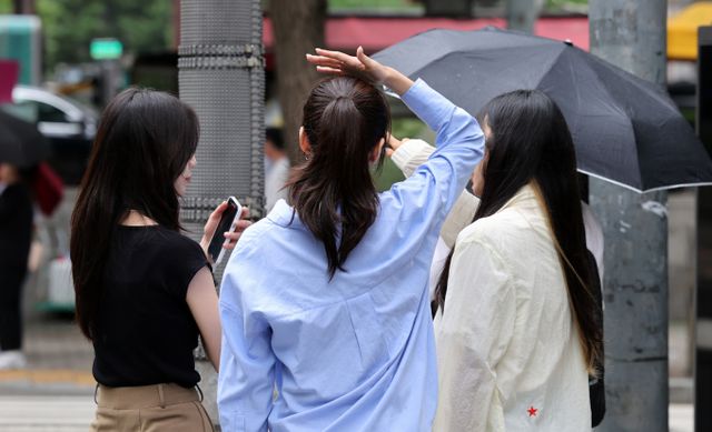 오는 24일엔 중부지방과 경북권에 구름이 끼고 강원 중·북부 곳곳에 소나기가 내릴 것으로 관측된다. 사진은 지난해 8월30일 서울 영등포구 여의도 일대에서 갑자기 내린 소나기에 시민들이 손으로 머리를 가린 채 발걸음을 재촉하는 모습. /사진=뉴스1
