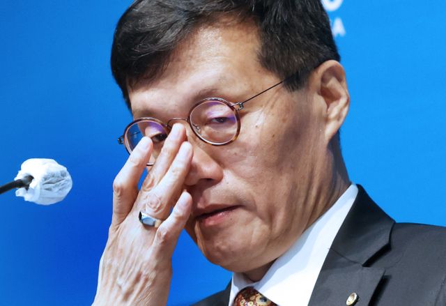 이창용 한국은행 총재가 24일 서울 중구 남대문로 한국은행 별관에서 진행된 금융통화위원회 금리 결정에 대한 기자간담회에서 잠시 안경을 고쳐쓰고 있다./사진=머니S 임한별 기자