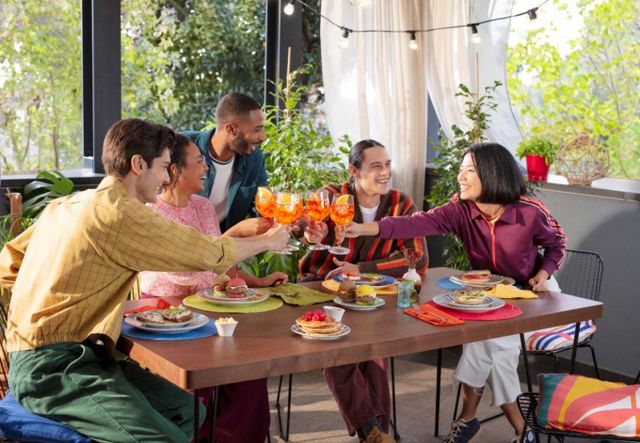 이탈리아 햇살 닮은 오렌지 컬러의 아페롤이 피크닉의 계절을 맞아 야외 모임용 주종으로 인기를 끌고 있다. /사진=트랜스베버리지