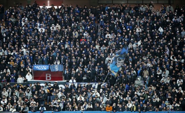 K리그1 소속 인천 유나이티드가 FC서울과의 경기 후 그라운드에 물병을 투척한 사실을 자진 신고한 124명에게 홈경기 조건부 무기한 출입금지 징계를 23일 결정했다. 사진은 인천 팬들. /사진=뉴스1 