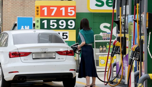 5월 넷째 주 주유소 판매 휘발유·경유 가격이 각각 리터(ℓ)당 1691.0원, 1529.3원으로 집계됐다. 사진은 서울 소재 주유소. /사진-뉴스1