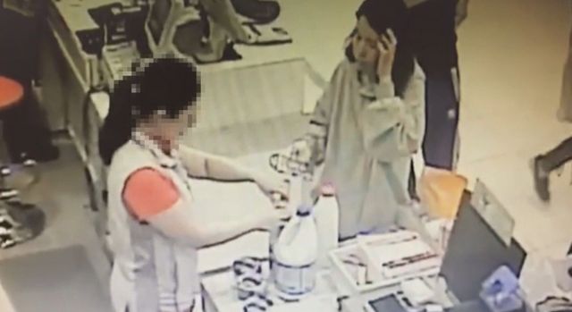 고유정은 2주 동안 범행을 모의한 뒤 전 남편을 제주시에 위치한 펜션에서 살해하고 시신을 유기했다. 사진은 지난 2019년 6월 제주시 한 마트에서 범행도구로 추정되는 일부 물품을 환불하는 고유정의 모습이 찍힌 폐쇄회로(CC)TV 영상. /사진= 제주동부경찰서 제공 