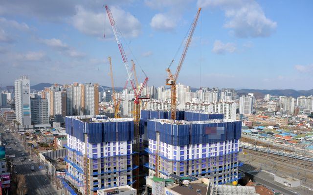 대구 아파트 매매·전세가가 지난 2021년 11월 이후부터 현재까지 하락세를 보이고 있다. 장기 평균을 상회하는 공급량 확대와 대출금리상승으로 인한 매수심리 약화, 2020~2021년 가파르게 상승한 주택가격에 대한 고평가 인식 등이 작용한 결과인 것으로 보인다./사진=뉴시스