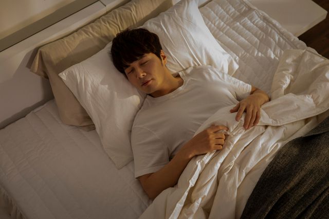 국내 성인 중 60%가 수면 장애를 겪고 있는 것으로 집계됐다. 국내 연구진이 양쪽 귀에 다른 주파수를 보내 특정 뇌파의 형성을 유도하는 '동적 바이노럴 비트' 기술로 불면증을 개선하고 수면의 효율을 높일 수 있는 연구결과를 발표했다. 사진은 기사와 직접적인 관련 없음. /사진=이미지투데이