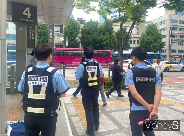 서울교통공사 측이 서울역에서 칼부림을 하겠다는 예고글이 올라와 인근 순찰 인력을 강화했다. 사진은 24일 오전 서울역 4번 출구 앞을 지키고 있는 서율교통공사 지하철보안관. /사진=서지영 기자