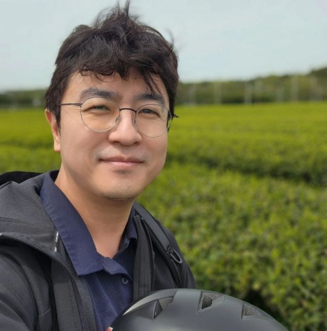 최동석 전 KBS아나운서가 군인의 밥값을 대신 내준 소식을 알렸다. 사진은 오설록에서 휴식을 취하고 있는 최동석. / 사진=최동석 인스타그램 캡쳐