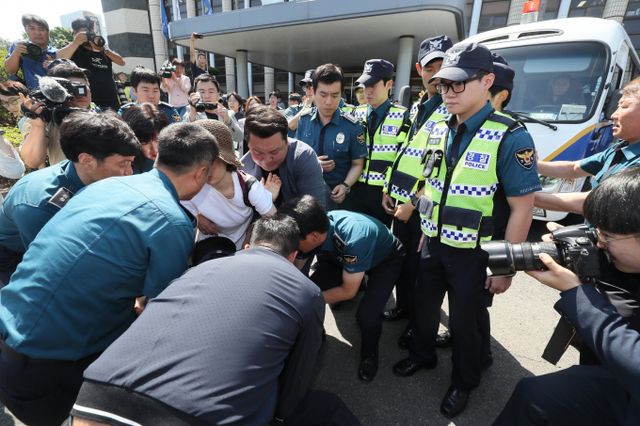  제주지방경찰청의 신상공개 심의위원회에 따라 고유정의 신상이 공개됐으나 고유정이 자신의 얼굴 노출을 차단하면서 유가족과 누리꾼들의 원성을 샀다. 사진은 지난 2019년 6월 '전 남편 살해 사건' 피의자 고유정이 제주 동부경찰서에서 제주지검으로 송치되는 과정에서 호송차를 막아서는 유가족. /사진= 뉴스1 