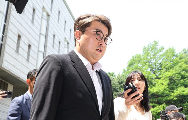 음주 뺑소니 혐의를 받는 트로트 가수 김호중이 24일 구속 전 피의자 심문(영장실질심사)을 받기 위해 서울중앙지법에 모습을 드러냈다. 사진은 김호중이 24일 서울 서초구 서울중앙지방법원에서 열린 영장실질심사에 출석하는 모습. /사진=뉴시스(공동취재)