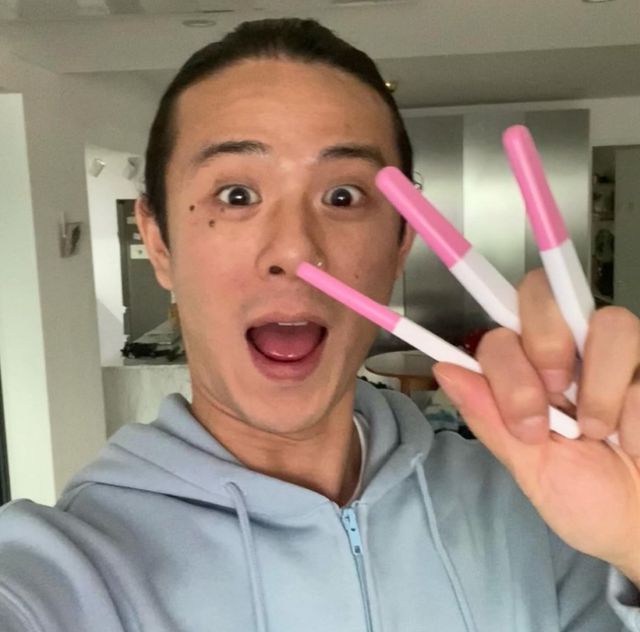 랩퍼 빈지노가 지난 23일 자신의 인스타그램을 통해 아내 미초바의 임신 소식을 알렸다. 사진은 임신테스트기를 공개한 빈지노의 모습. /사진=빈지노 인스타그램