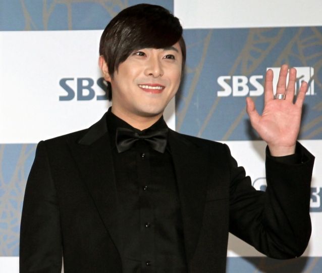 가수 윤혁이 투자금 17억원을 가로챈 혐의로 징역형을 선고받았다. 사진은 지난 2011년 'SBS 가요대전'에 참가한 윤혁의 모습. /사진=머니투데이