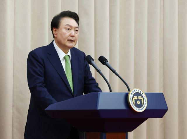 윤석열 대통령의 직무수행 긍정률이 4주째 20% 중반대로 집계됐다. 사진은 윤 대통령이 지난 22일 서울 서초구 대한민국학술원에서 열린 개원 70주년 기념식에서 축사하는 모습. /사진=뉴시스