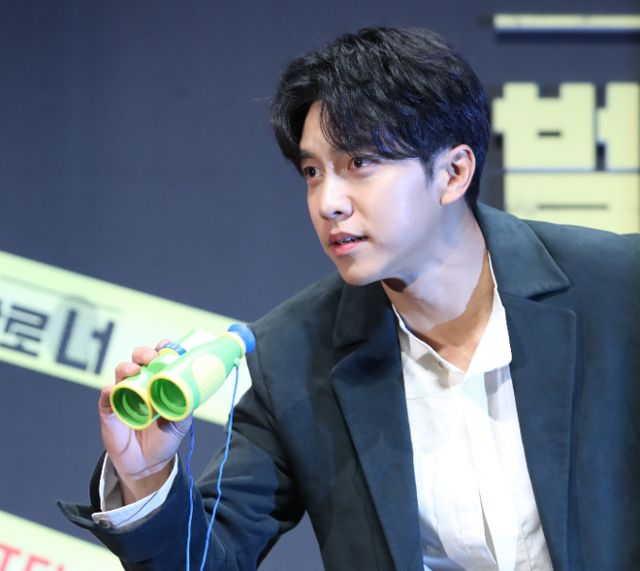 이승기는 전 소속사 후크엔터테인먼트와 수익금 정산 문제로 법원에 탄원서를 제출했다. 사진은 한 제작발표회에서 포즈를 취하고 있는 모습으로 해당 기사와는 무관하다. / 사진=뉴시스