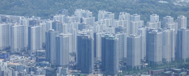 정부가 재건축 규제 완화 정책을 쏟아내자 리모델링을 추진하던 각 조합이 방향을 선회하는 움직임을 드러내고 있다. 다만 각 조합 사이에서도 '조합 유지'와 '조합 해산'을 두고 서로 다른 선택을 하는 모습이다./사진=뉴시스