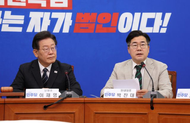 박찬대 더불어민주당 원내대표가 연금개혁은 언급하며 윤석열 대통령을 향해 "무엇하러 그 자리에 계신지 의문"이라며 강도 높은 비판을 했다. 사진은 박 원내대표(오른쪽)가 24일 서울 여의도 국회에서 열린 최고위원회의에서 발언하는 모습. /사진=뉴시스