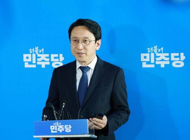 더불어민주당이 24일 이재명 민주당 대표가 제안한 연금개혁 관련 영수회담에 대해 "대통령실이 사실상 거절한 것으로 판단한다"고 전했다. 사진은 천준호 민주당 대표 비서실장이 지난달 26일 서울 여의도 국회에서 윤석열 대통령과 이 대표의 영수회담 관련 브리핑을 하는 모습. /사진=뉴시스