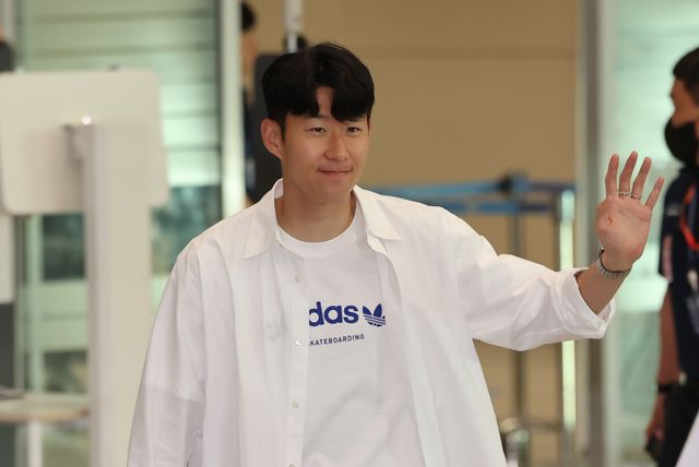 토트넘에서 시즌을 마친 손흥민이 지난 23일 인천국제공항 제2터미널을 통해 귀국했다. 사진은 손흥민이 팬들을 향해 손을 흔들고 있는 모습. /사진= 뉴스1
