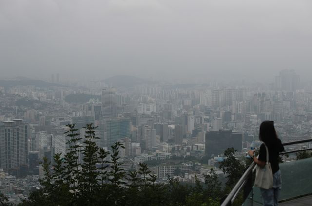 25일 중부지방이 대체로 흐리나 미세먼지 농도는 '좋음'~'보통' 수준일 것으로 보인다. 사진은 지난해 7월24일 서울 남산에서 바라본 도심 하늘의 모습. /사진=뉴시스