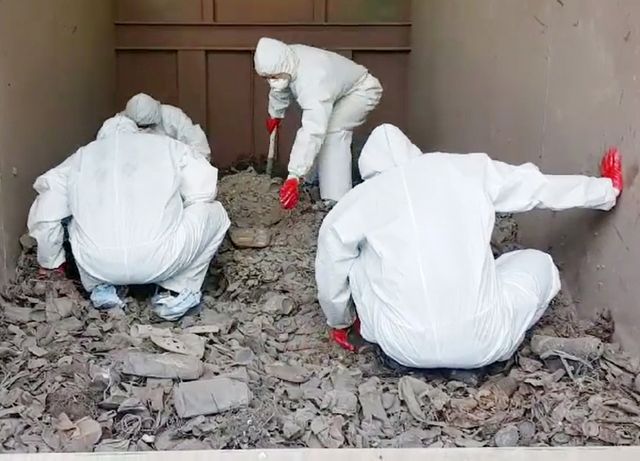 고유정은 수사망이 좁혀오자 범행 사실을 시인했으며 무기징역을 선고받았다. 사진은 지난 2019년 6월 경기 김포시 소재 쓰레기 소각장에서 뼛조각으로 보이는 물체를 찾고 있는 모습. /사진= 제주동부경찰서 제공 