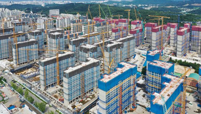 정부가 '부동산 프로젝트 파이낸싱(PF)의 질서있는 연착륙을 위한 향후 정책 방향'을 발표한 가운데 구체적인 부실 PF 정리방향 제시로 불확실성 완화가 예상되는 점은 긍정적이라는 신용평가 업계의 분석이 나왔다. 경∙공매 통한 부실 PF 정리가 촉진되며 제2금융권은 단기적인 건전성 저하와 대손부담 확대가 불가피하다./사진=뉴시스