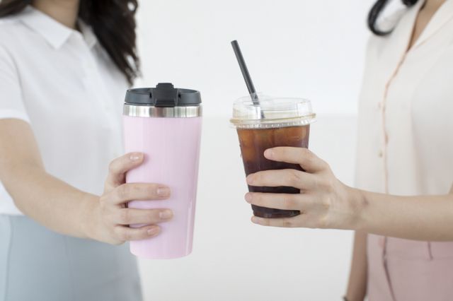 카페에서 명령하듯 텀블러 청소를 요구하는 고객에 대한 사장들의 고민이 알려졌다. /사진=이미지투데이