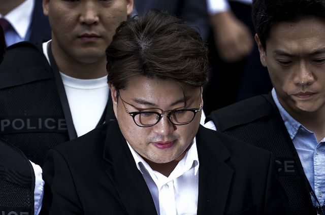 음주 뺑소니 혐의를 받고 있는 트로트 가수 김호중이 24일 서울 서초구 서울중앙지방법원에서 열린 영장실질심사(구속 전 피의자심문)을 마친 뒤 법원을 나서고 있다./사진=뉴시스