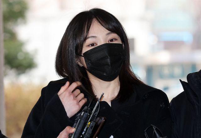 마약 투약 혐의를 받는 방송인 서민재가 18일 오전 서울 마포구 서울서부지방법원에서 열리는 선고 공판에 출석하며 취재진 질문을 듣고 있다./사진=뉴시스