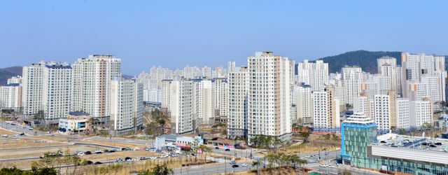 지방 행정타운 인근의 아파트 청약 경쟁률이 높았던 것으로 조사됐다. 사진은 지방의 한 아파트 단지. 사진은 기사 내용과 관련 없음. /사진=뉴시스