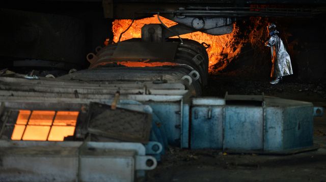 포스코 포항제철소 제 2고로에서 출선 작업이 진행되고 있다./ 사진=뉴스1 최창호 기자 