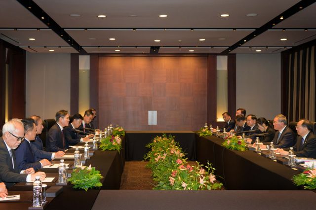 26일 서울 신라호텔에서 이재용 삼성전자 회장과 리창 중국 총리(오른쪽에서 두번째) 일행이 면담하는 모습. / 사진=삼성전자