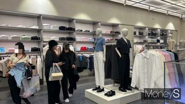 깔끔하고 모던한 분위기의 옷을 판매하는 무신사 스탠다드. /사진=연희진 기자