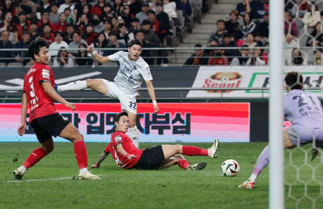 김천상무 정치인이 3일 오후 서울 마포구 월드컵경기장에서 열린 하나은행 K리그1 2024 5라운드 FC서울과 김천상무의 경기 후반전 슛을 하고 있다. /사진=뉴스1