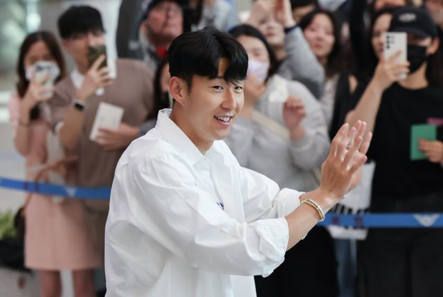 프리미어 리그 토트넘 손흥민이 지난 23일 인천국제공항 제2터미널을 통해 귀국하며 팬들에게 인사하고 있다. / 사진=뉴스1 김도우 기자 