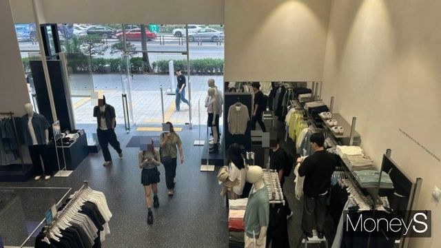 평일 낮임에도 쇼핑하는 사람이 적지 않은 무신사 스탠다드 홍대점. /사진=연희진 기자