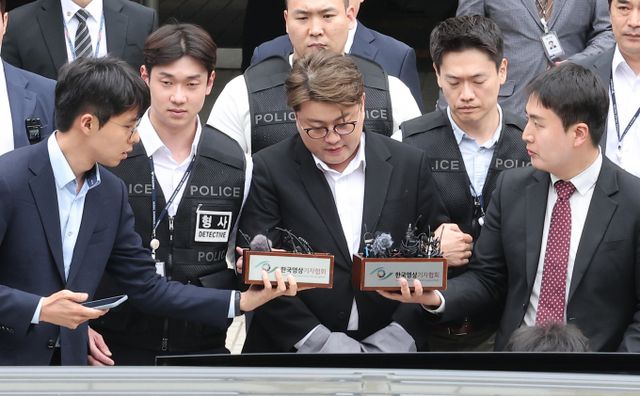 '음주 뺑소니' 혐의를 받는 가수 김호중이 24일 서울 서초구 서울중앙지방법원에서 열린 구속 전 피의자 심문(영장실질심사)을 마친 후 호송 차량으로 이동하고 있다. / 사진=뉴스1 김성진 기자 