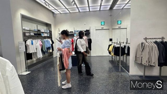 무신사 스탠다드 홍대에 외국인 고객이 쇼핑을 하고 있다. /사진=연희진 기자