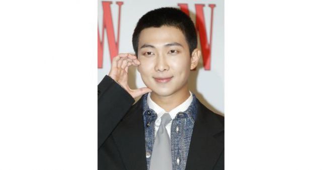 지난 25일 방탄소년단 공식 유튜브 채널에서 '교환앨범 MMM' 영상이 공개된 가운데 방탄소년단 RM이 군 입대 문제를 두고 긴 시간 고통을 받았다고 고백했다. RM이 24일 서울 종로구 포시즌스 호텔에서 열린 '제18회 유방암 인식 향상 캠페인 자선 행사'에서 포즈를 취하고 있는 모습이로 기사와 무관. /사진=뉴스1