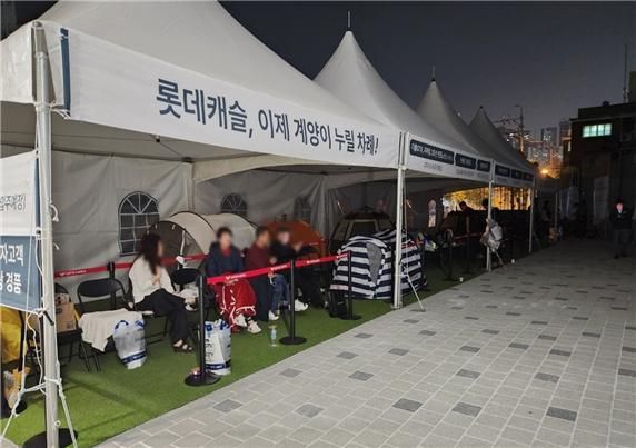 지난 25일 계양 롯데캐슬 파크시티 선착순 동·호수 추첨에 참여하기 위해 방문객들이 입장을 기다리고 있다. /사진 제공=롯데건설