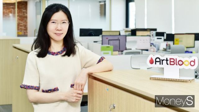 백은정 아트블러드 대표가 양재동 사옥에서 포즈를 취하고 있다. 아트블러드는 최근 한양대 연구개발(R&D) 센터연구소에서 양재동 사옥으로 연구소를 확장·이전했다. /사진=임한별 기자