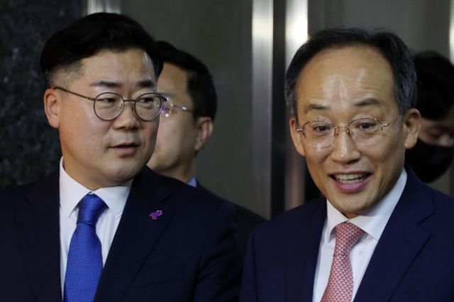 27일 추경호 국민의힘 원내대표와 박찬대 더불어민주당 원내대표가 회동해 채상병특검·연금개혁 등 쟁점 사안을 논의했지만 합의가 이루어지지 않았다. 사진은 추경호 국민의힘 원내대표와 박찬대 더불어민주당 원내대표가 회동을 마치고 나와 결과를 말하고 있는 모습. / 사진= 뉴시스