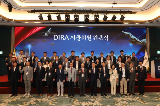 방산침해대응협의회 자문위원 위촉식을 마치고 참석자들이 기념촬영 중이다. /사진=현대로템