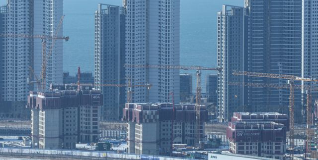  '중대재해 처벌 등에 관한 법률' 시행에 따른 안전관리 비용 증가와 주52시간 근무제 등도 공사비 상승 요인으로 작용하는 가운데 민간 아파트 건축시 제로에너지 건축물 인증, 층간소음 규제가 시행을 앞둬 새로운 리스크로 부상했다./사진=뉴스1